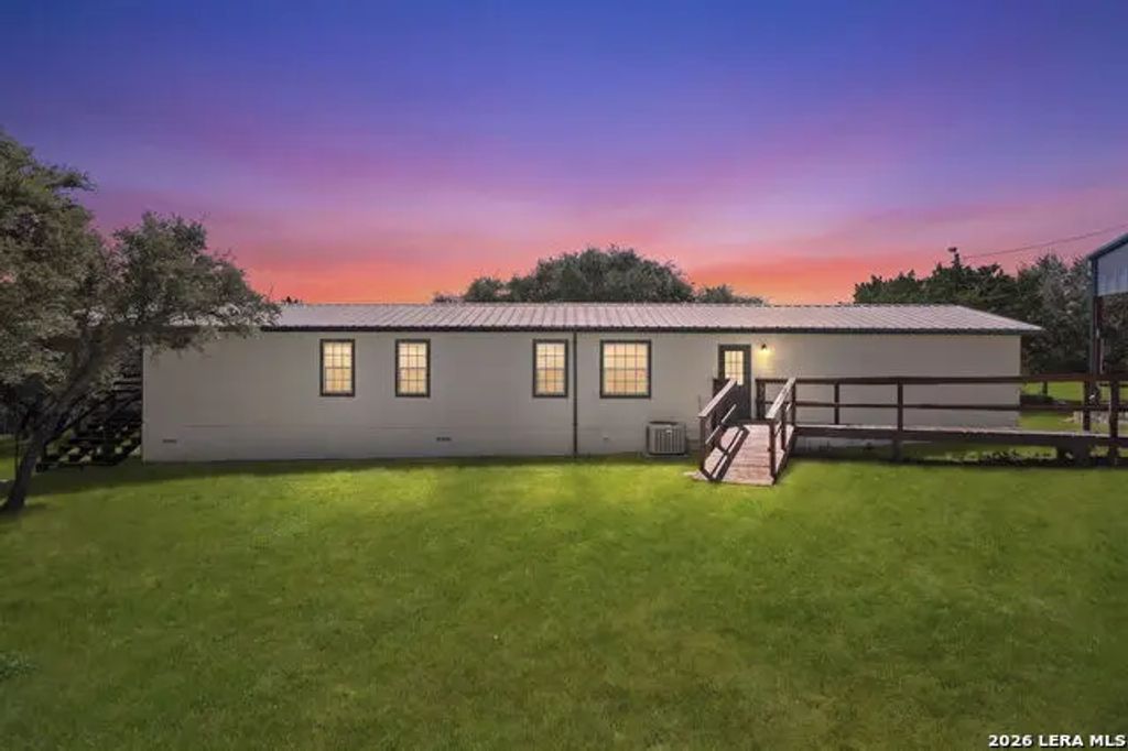 182 Austin Ln, Lakehills