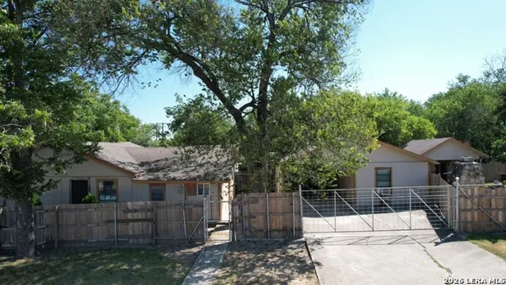 1995 Cross St, New Braunfels