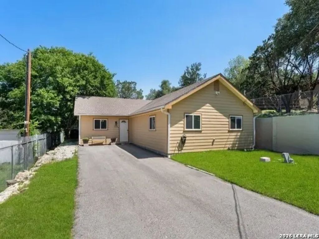 735 Green Castle, Canyon Lake
