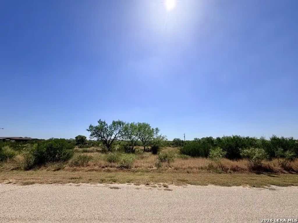 102 County Road 2665, Devine