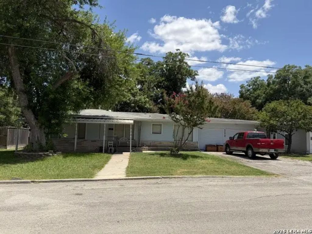 739 W Merriweather St, New Braunfels