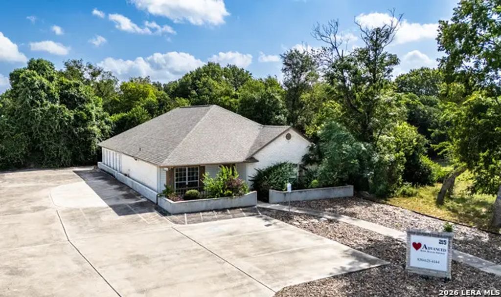 215 Courtyard Dr, New Braunfels
