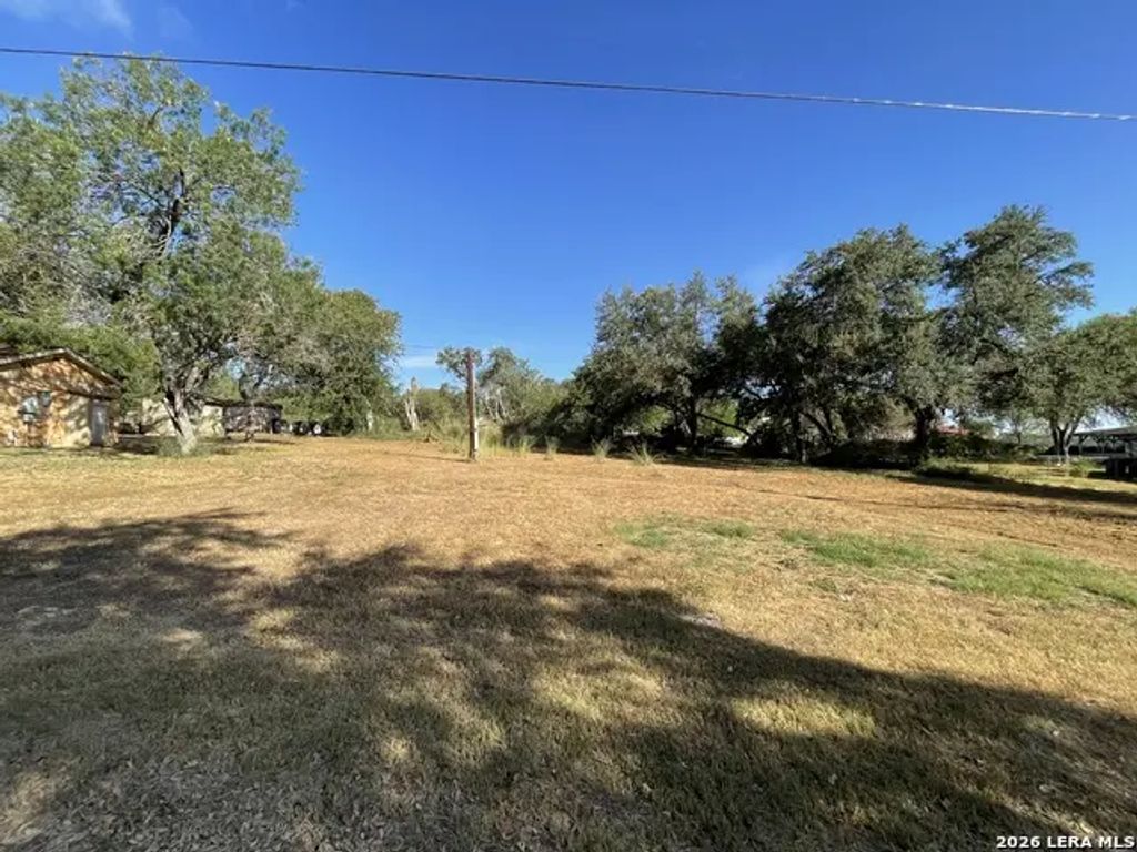 1511 E St, Floresville