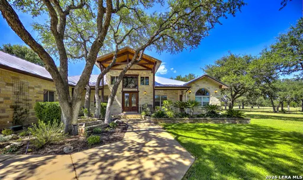 224 Rolling View Dr, Boerne