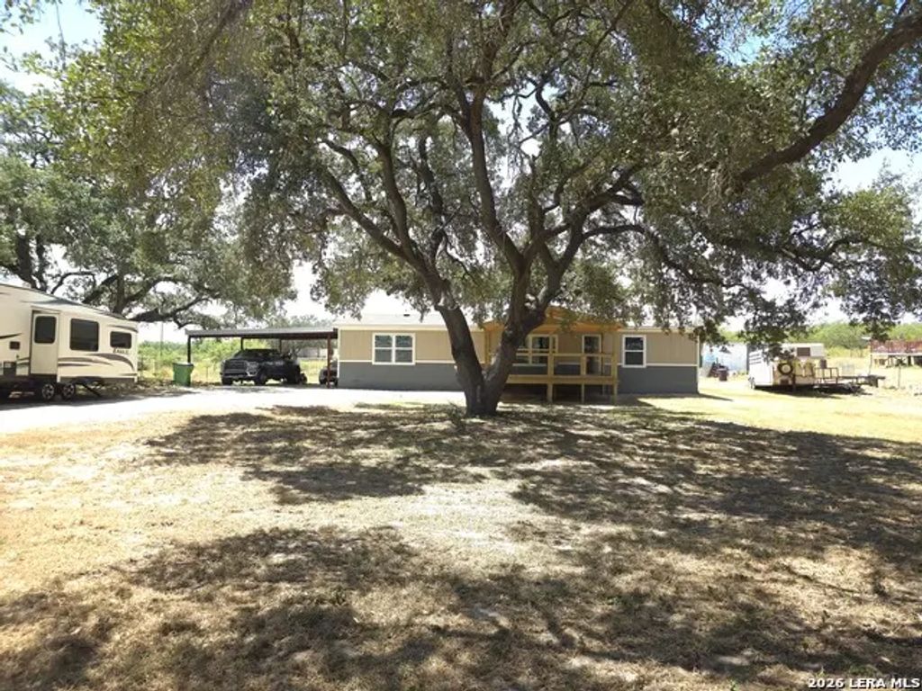 700 Avery Cir, Poteet