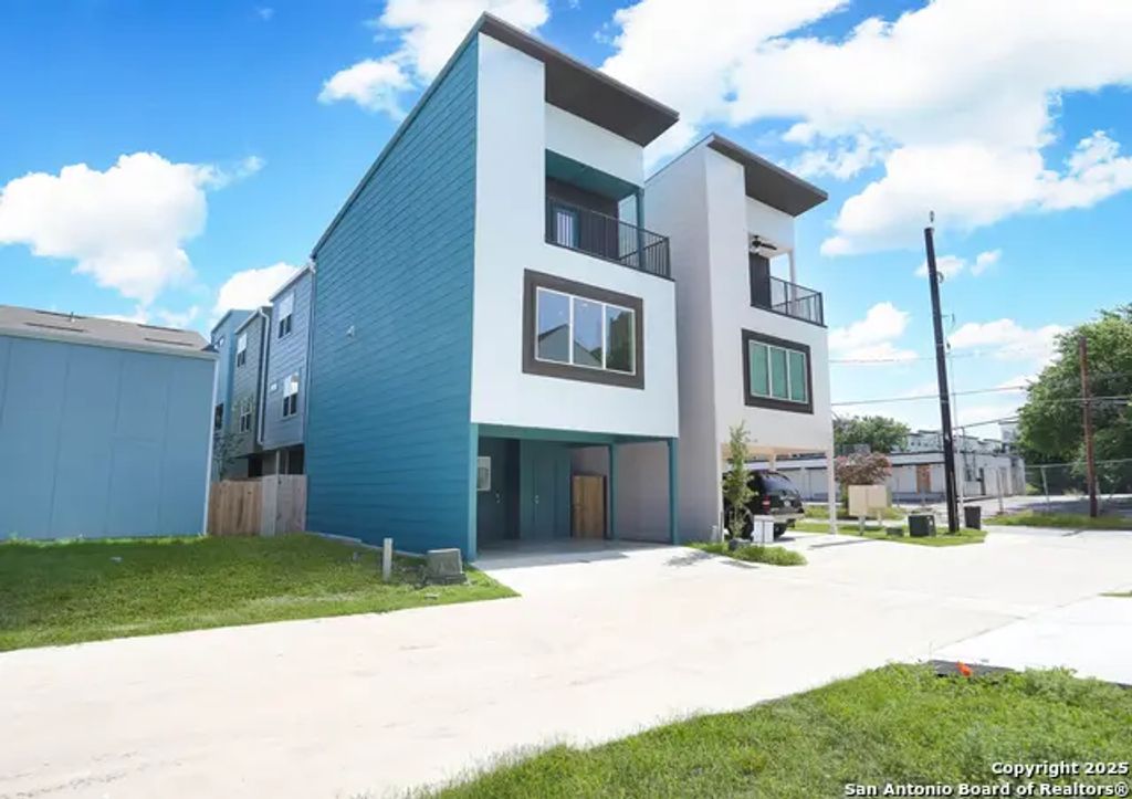 310 W Evergreen St #115, San Antonio