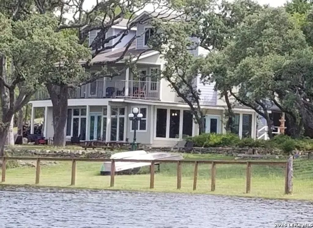 1676 Lake Dr, Spring Branch
