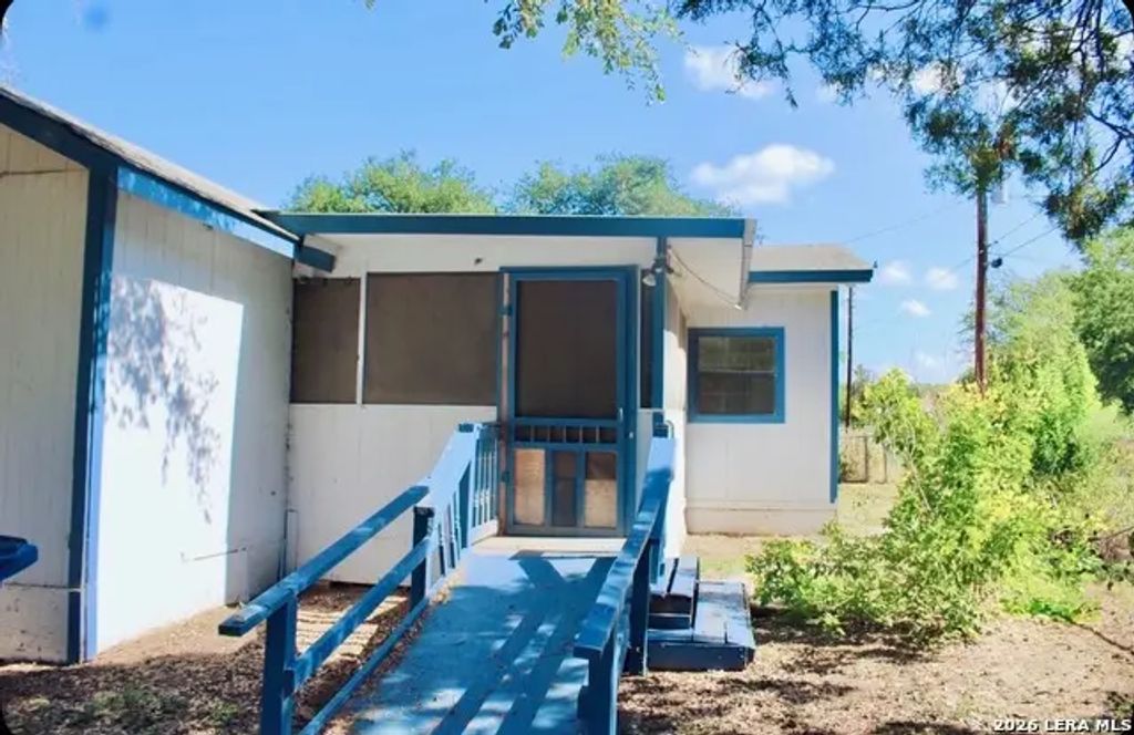 311 N Mulberry St, Pearsall