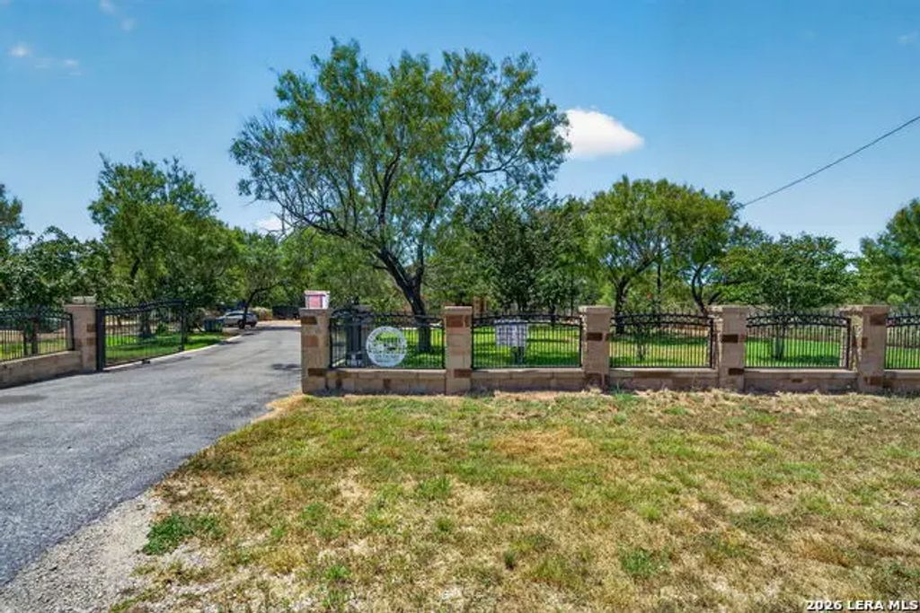 124 County Road 2662, Devine