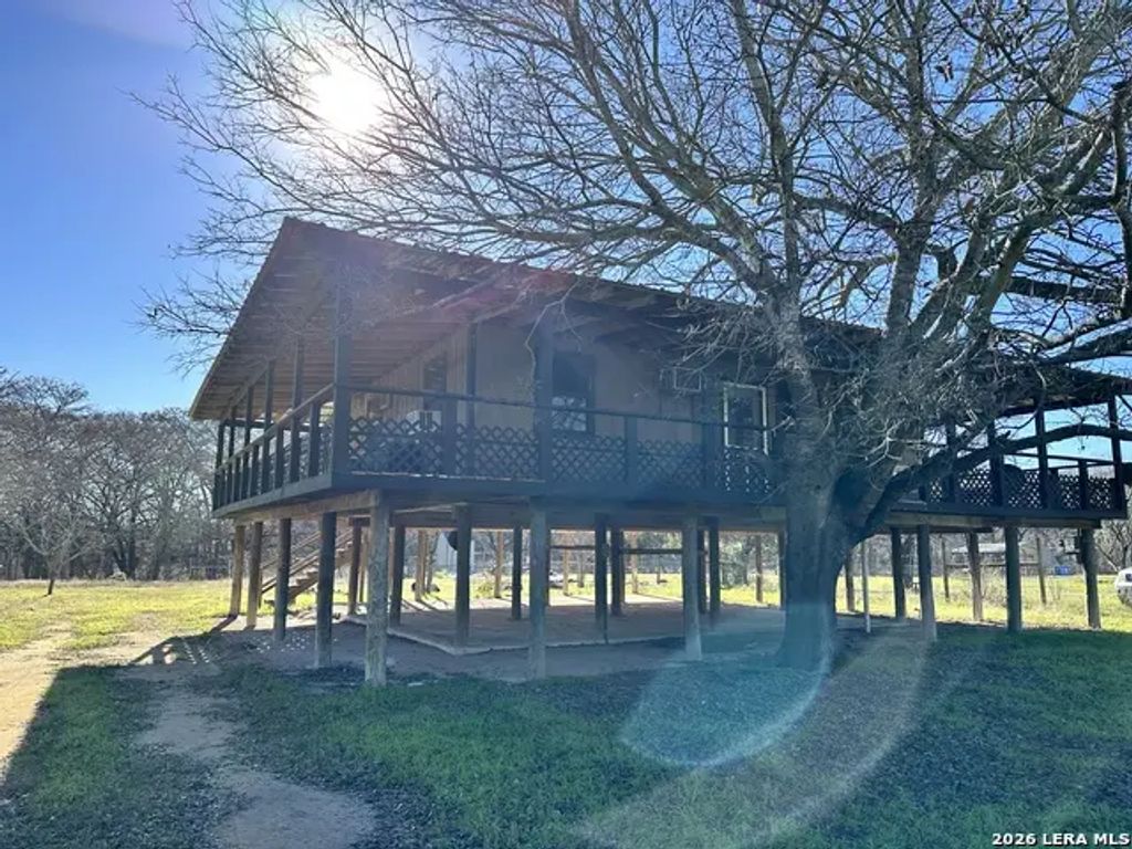 754 Rio Luna Dr, Bandera
