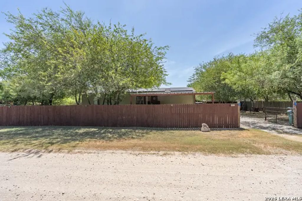 181 County Road 6842, Lytle