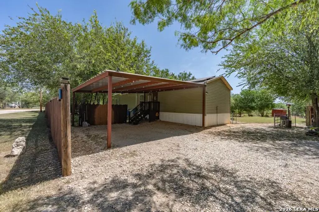 181 County Road 6842, Lytle