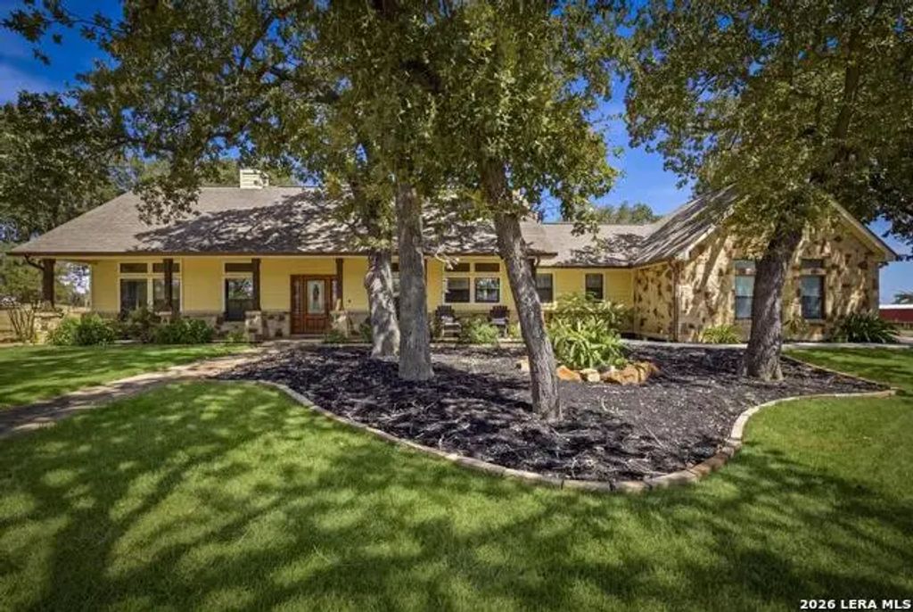 15 Post Oak Rd, La Vernia