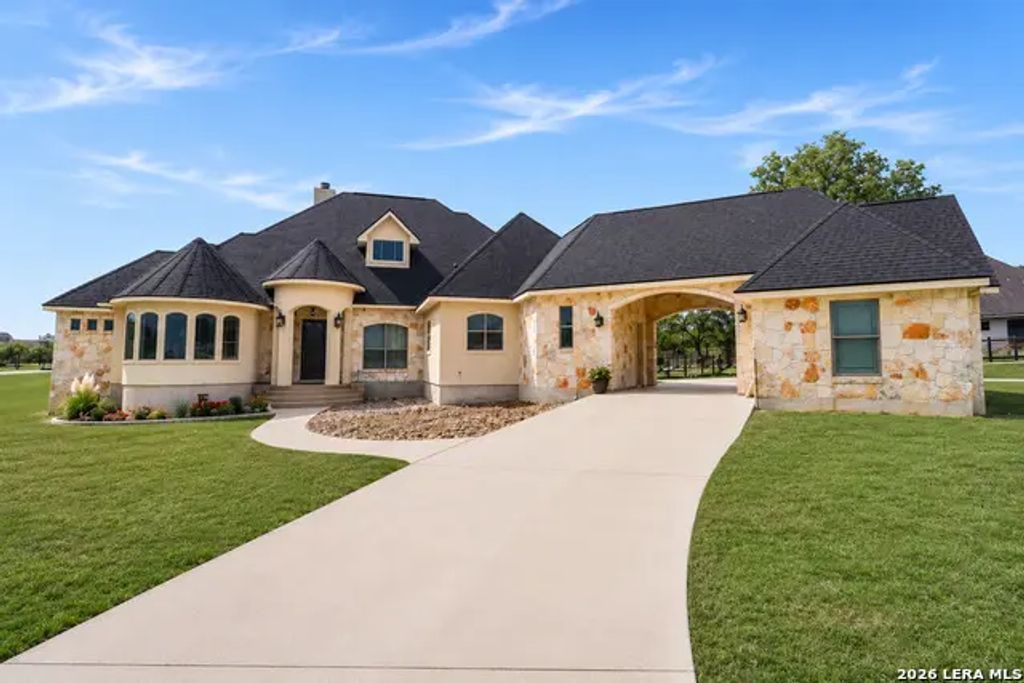 105 N Abrego Crossing, Floresville