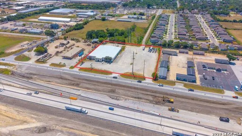 735 E Ih 10, Seguin