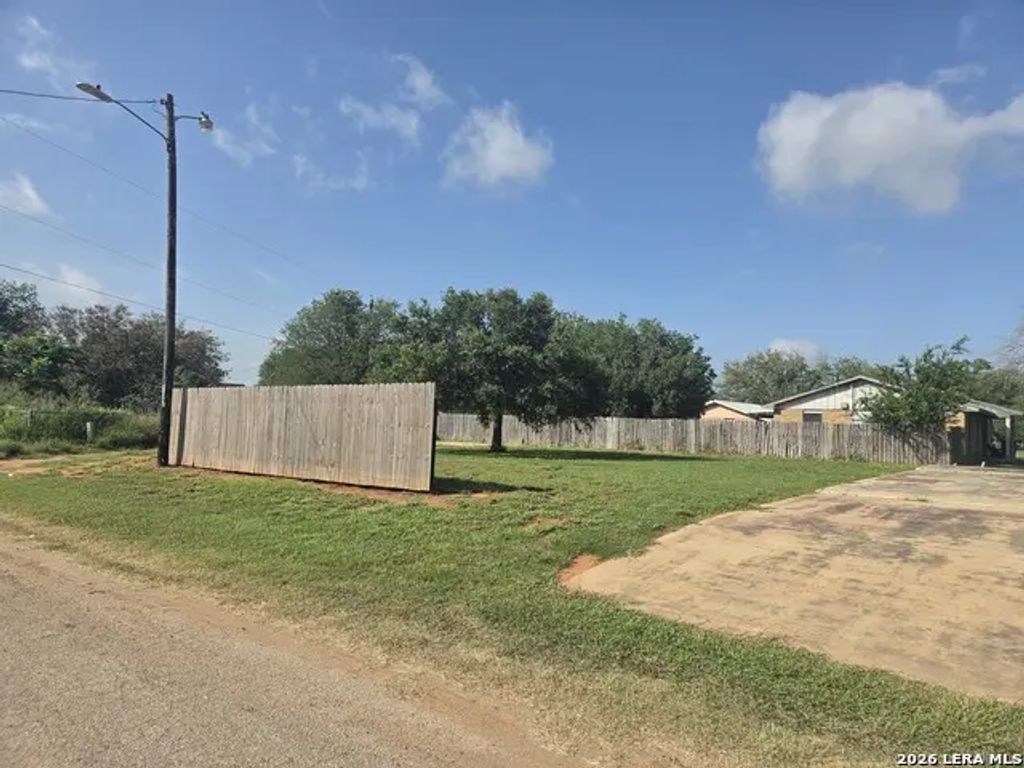 1438 N Huajillo St, Pearsall
