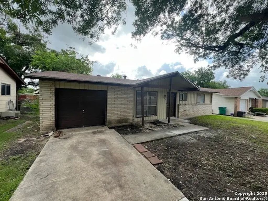 402 Michelle Dr, Converse