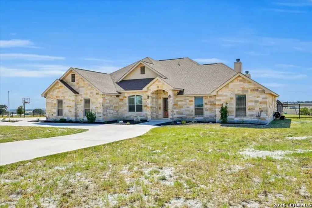 196 Triple Bend Dr, La Vernia