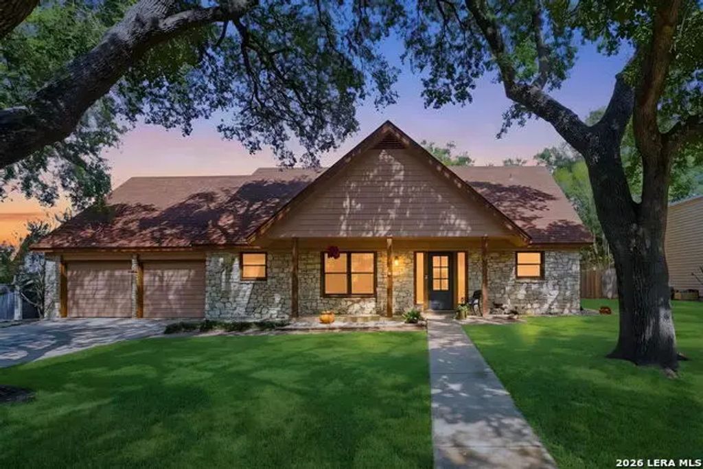 117 W Hampton Dr, Seguin