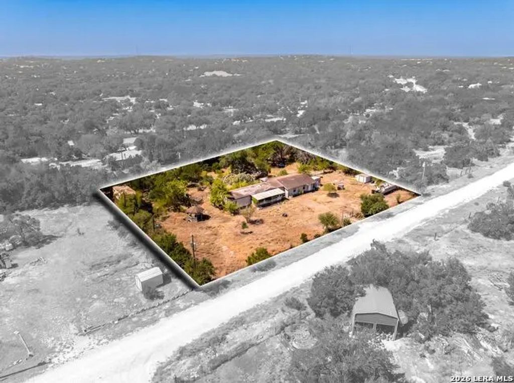 990 Hillcrest Trl, Spring Branch
