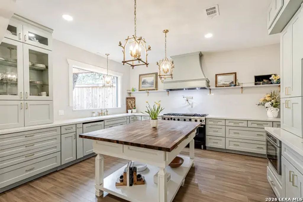 7110 Poniente Ln E, San Antonio
