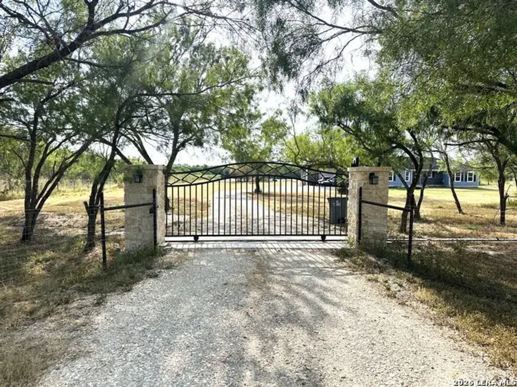 2171 & 2155 County Road 5710, Devine