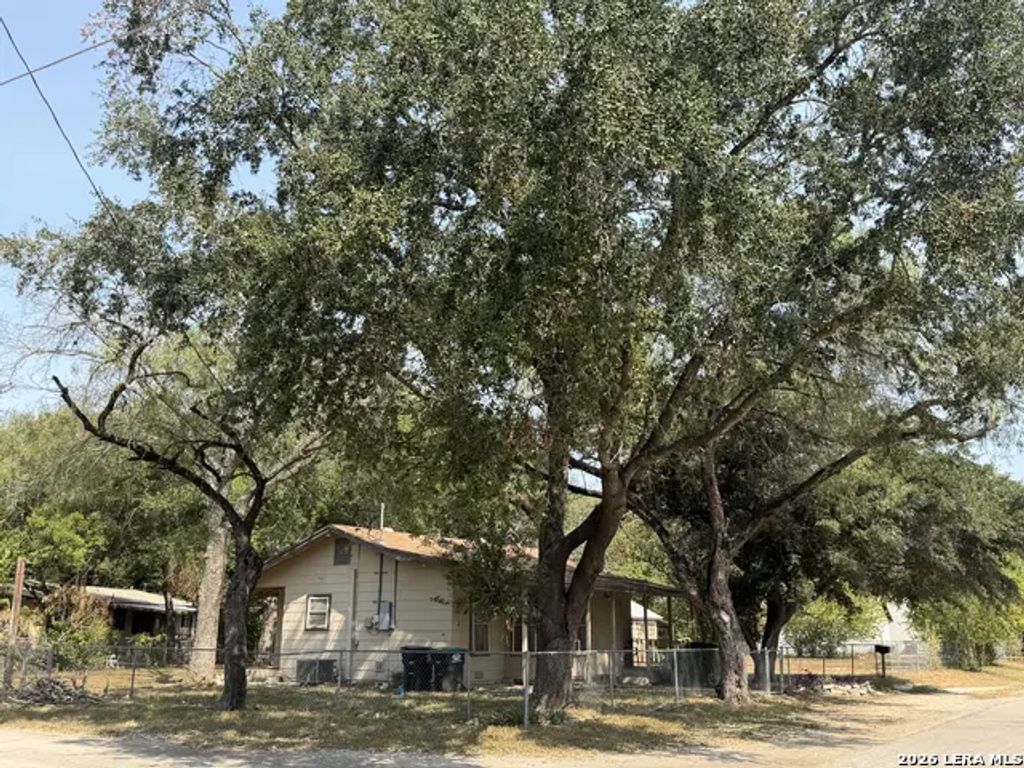 1315 Isabella, Castroville
