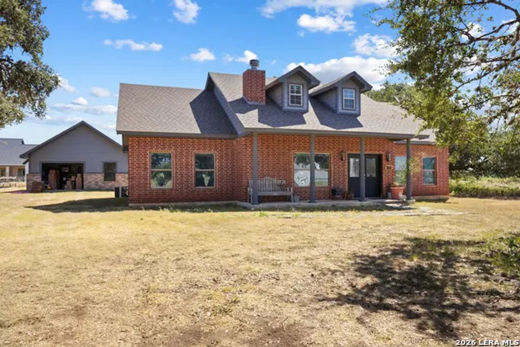 310 Stone Crest, Bandera