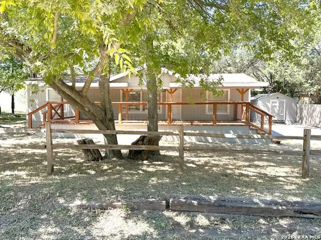 7939 Whartons Dock Rd, Bandera