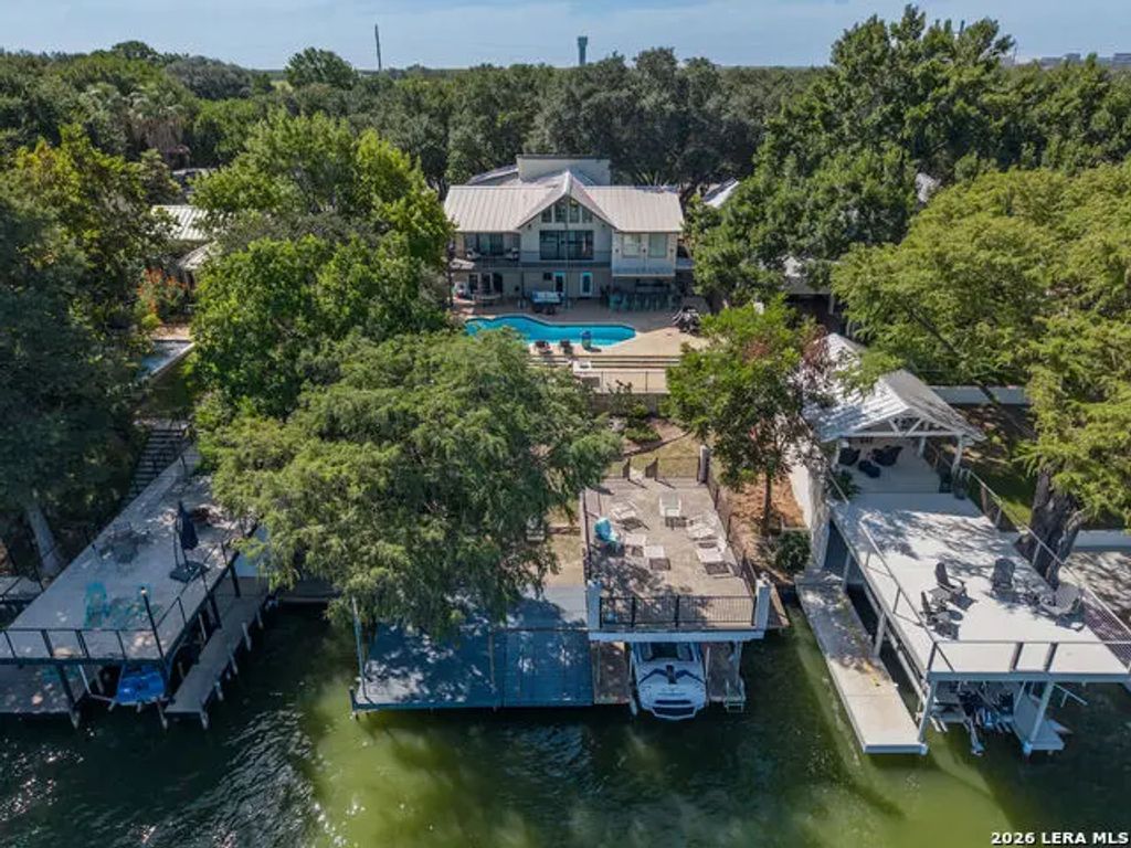 180 Lake Ridge Dr, Seguin
