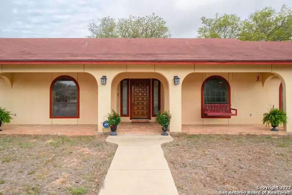 101 Encino Park, Devine
