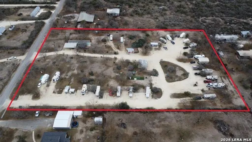 1574 Westward Trl, Uvalde
