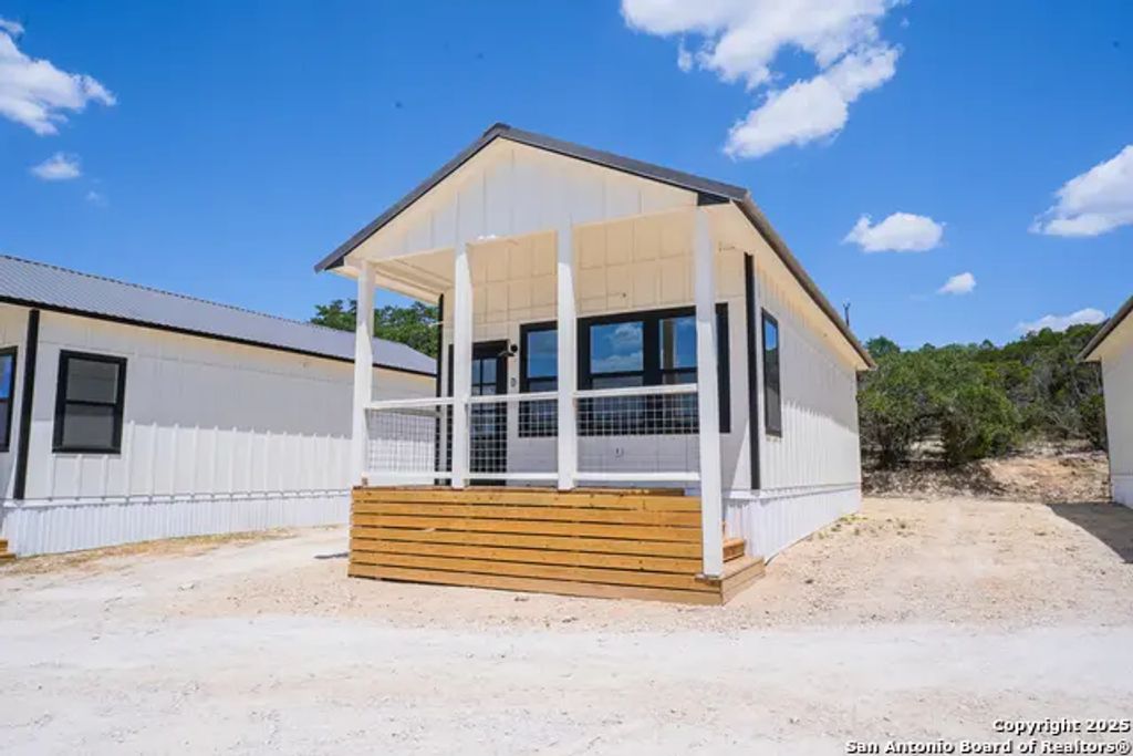 1225 Texas Oaks B, Spring Branch