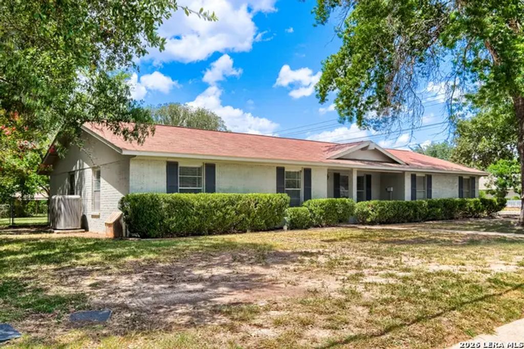1345 Azalea Ln, New Braunfels