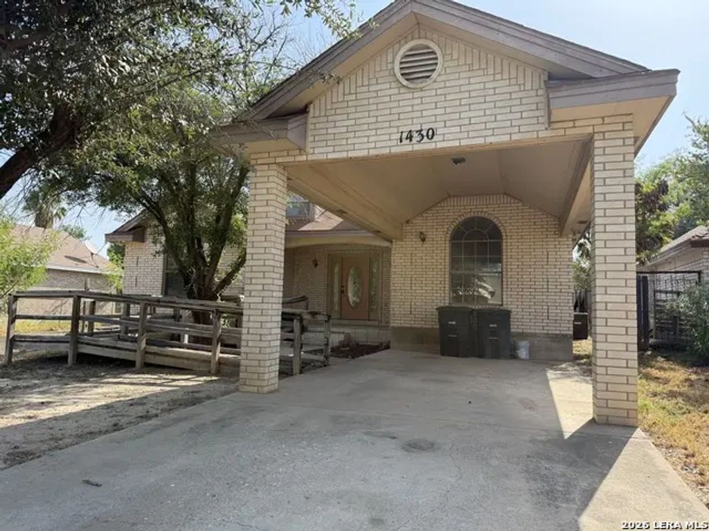 1430 Raintree Dr, Eagle Pass
