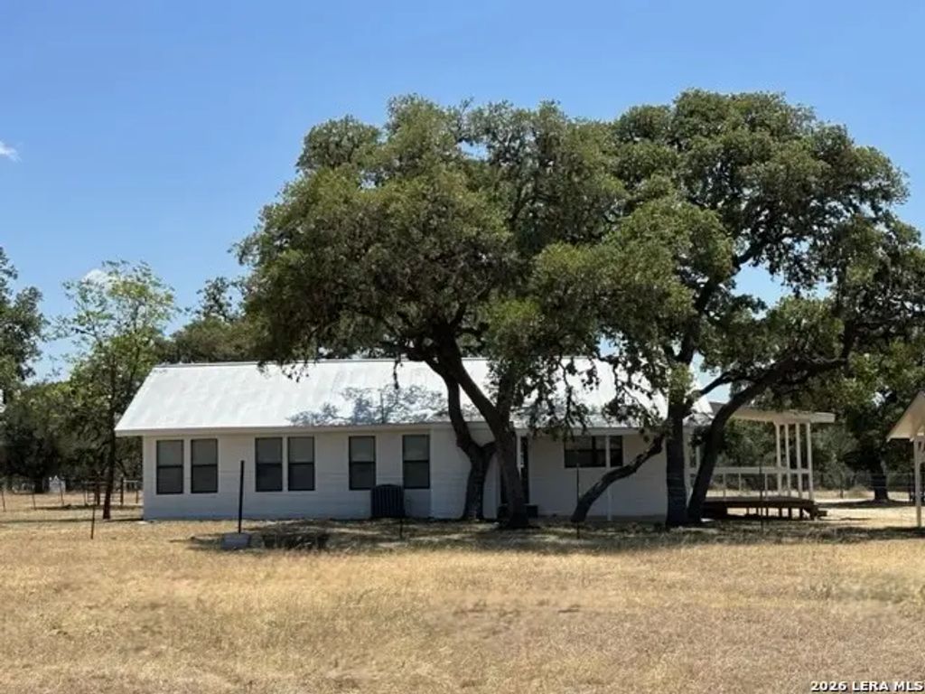 373 Pine Tree, Medina