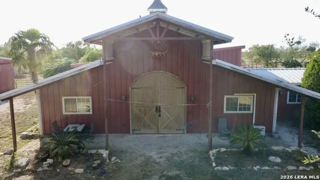 2710 N State Highway 80, Nixon