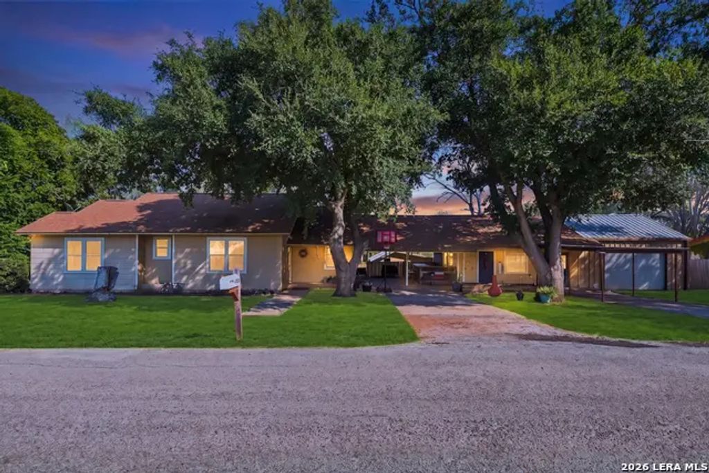1604 J St, Floresville
