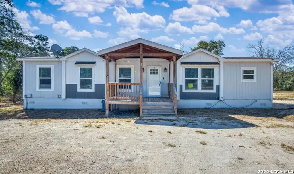209 Sandy Oaks Dr, Seguin