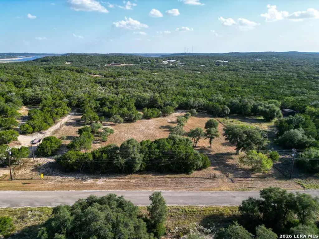 209 Lakeside Dr, Lakehills