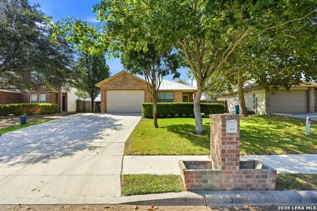 313 Chisholm Trl, Seguin