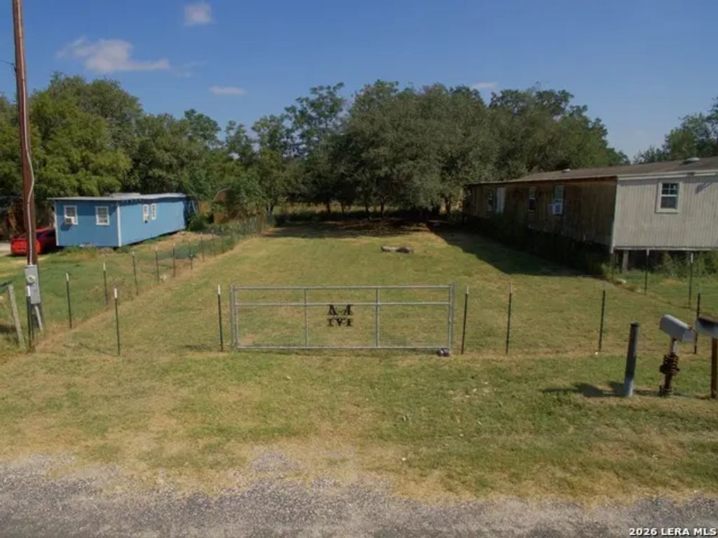 410 Gateway Dr, Poteet