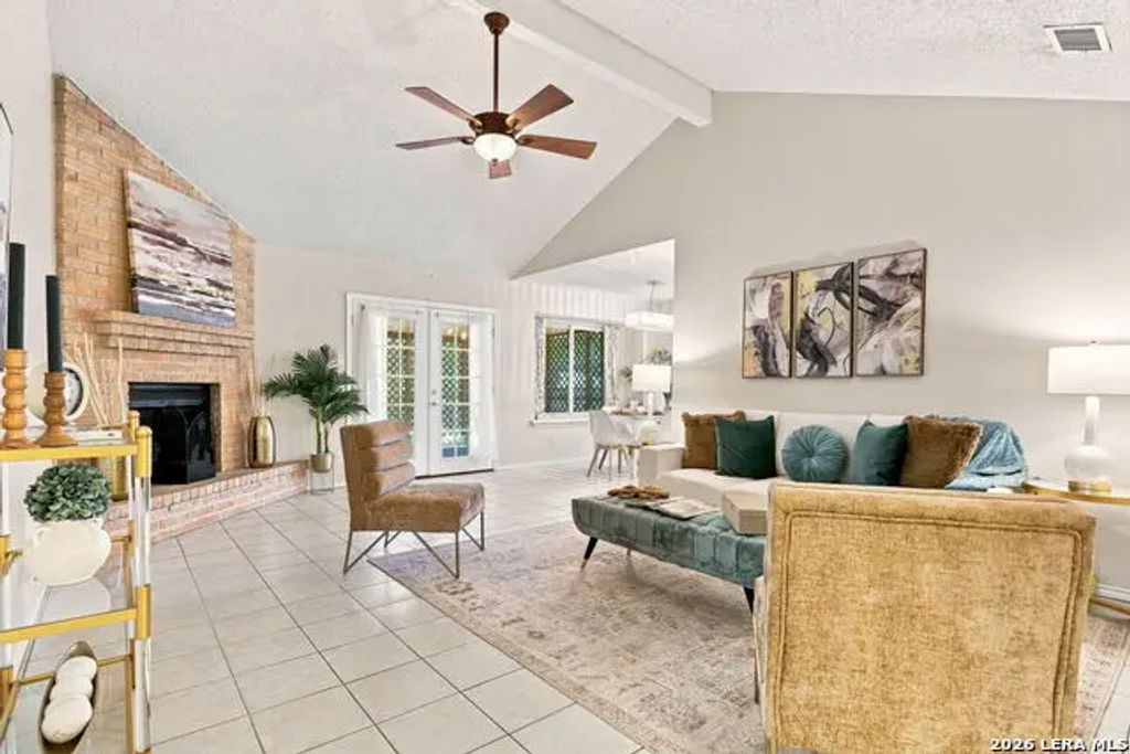 182 Clear Oak, Universal City