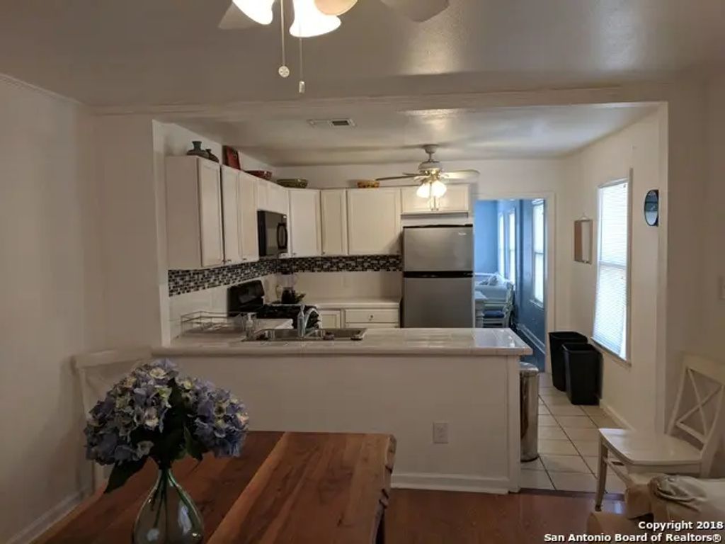 2011 W Houston St, San Antonio