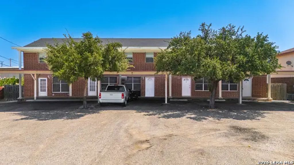 121 Falcon Blvd, Eagle Pass