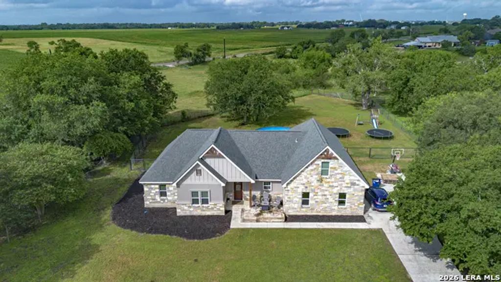 140 Oak Springs Dr, Seguin