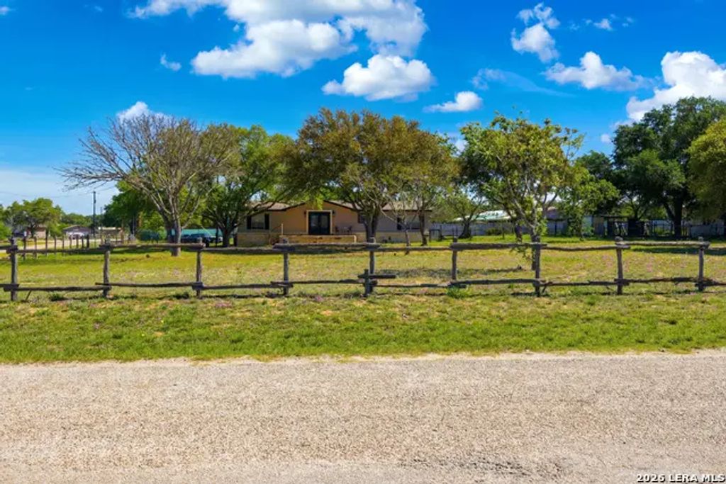 205 Creekview Dr, Floresville