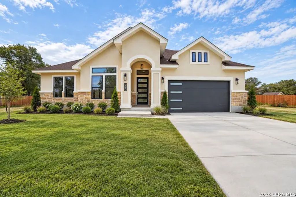 220 County Road 6864, Natalia