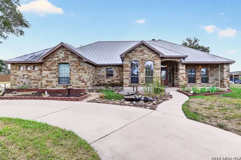 144 Abrego Lake, Floresville