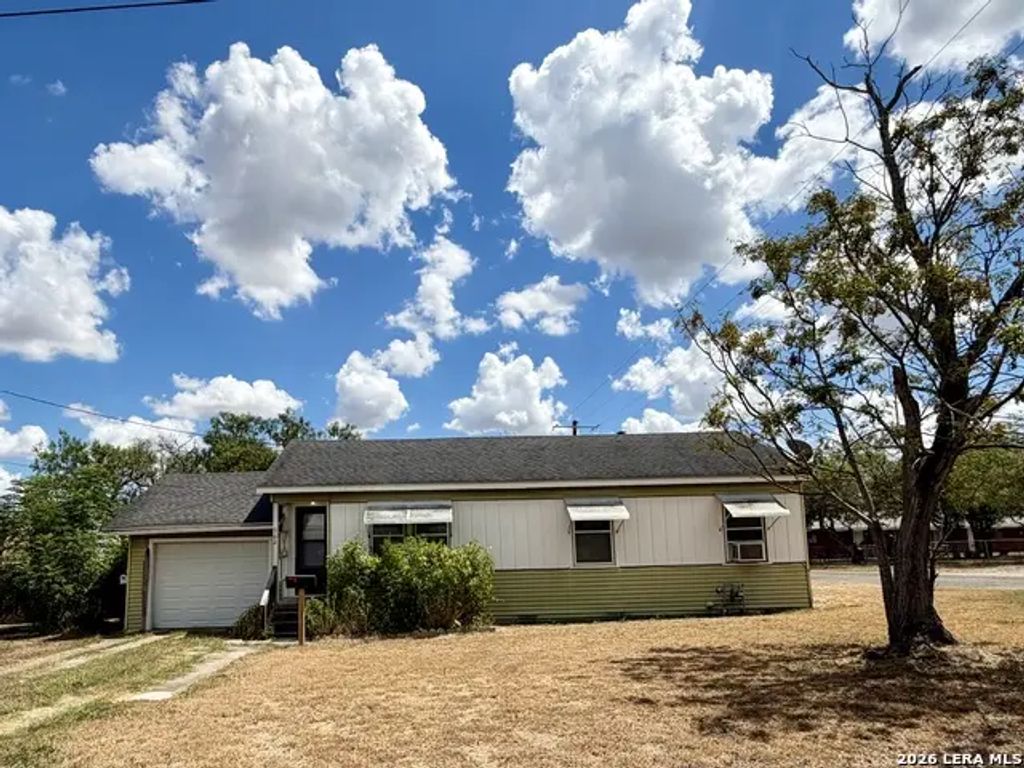 902 N Bond, Karnes City